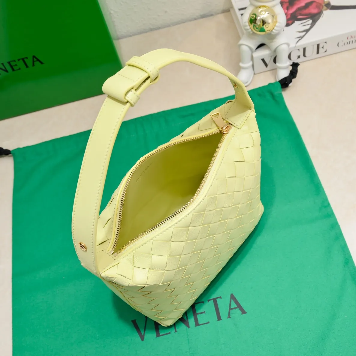 Batch 1360 #BvWallace Shoulder Lunch Bag 🔥 A lunch box bag that you can just grab and go. It is made of classic intrecciato weaving technology and reflects the craftsmanship of Bottega. The entire bag is made of top-grade happa lambskin. It is very soft and lightweight. The small bag shape is cute and exquisite. The interior capacity is also very large and can be carried under the arm. It is quite practical! The bottom of the bag is made of gold metal to prevent wear and tear. The details are really good! Choose this elegant commuting bag for Zaoba people~ Size: 22x13x9.5, model number; 7748#